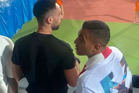 مرتديًا وشاح الأبيض.. مصطفى محمد يدعم الزمالك أمام سيراميكا من المدرجات (صور)